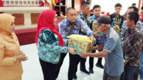 Petugas Kebersihan dan ASN Terima Bingkisan Lebaran