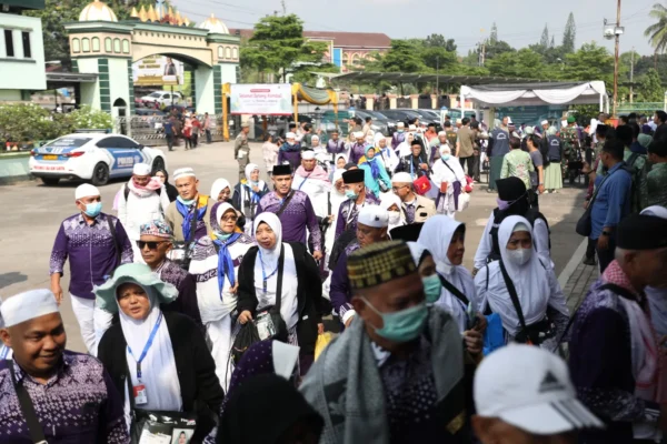 Pj. Gubernur Samsudin Sambut Kedatangan Jemaah Haji Kloter Pertama di Asrama Haji Provinsi Lampung