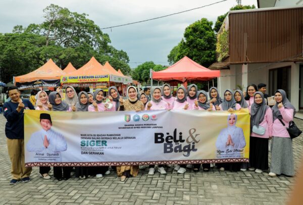 Sekretariat DPRD Bersama Riana Sari Arinal Gelar Gerakan Beli dan Bagi