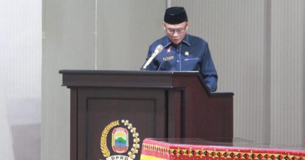 Sekertaris Tim Pansus Sampaikan Hasil Rapat Pansus di Paripurna