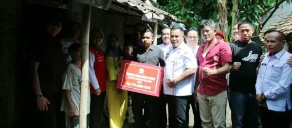 Warga Desa Negeri Pandan Terima Bantuan Bedah Rumah dari Bupati Lampung Selatan 