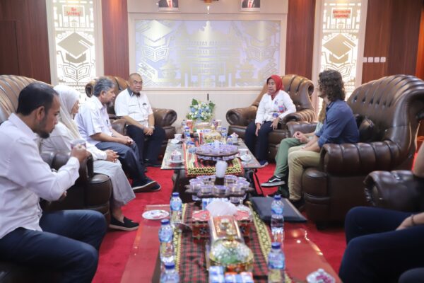 Rektor Sambut Dua Mahasiswa Asing Unila