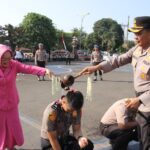 Tradisi Siraman Air Kembang dan Water Canon Warnai Acara Kenaikan Pangkat Personel Polresta Bandar Lampung