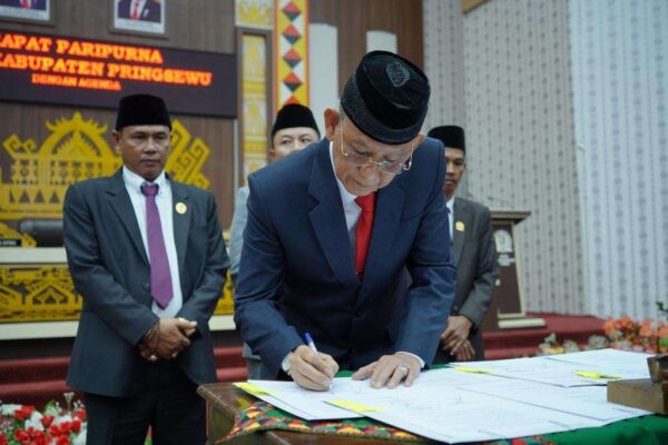 Pj. Bupati Pringsewu dan Pimpinan DPRD Teken Nota Kesepakatan KUA PPAS 2025