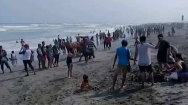 Gelombang Tinggi, Wisatawan Dilarang Berenang di Pantai Selatan Banten