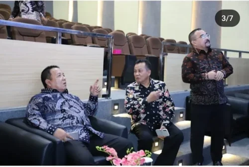 Gubernur Lampung Arinal Djunaidi Menyaksikan Langsung Pelaksana Operasi Bedah Jantung di Auditorium Bioskop RSUD Abdul Moeloek
