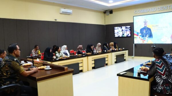 Polres Tanggamus Nobar Pergelaran Wayang Kulit dalam Rangka Hari Bhayangkara Ke-78