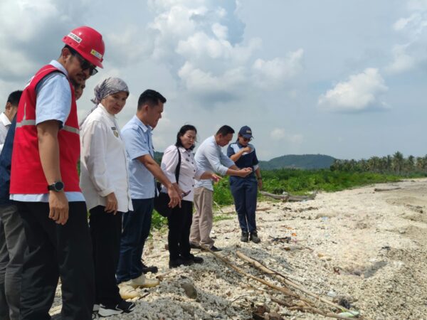 PLN Nusantara Power UP Sebalang bekerjasama dengan DLHK Provinsi Lampung Mencari Sumber Pencemaran Air Laut