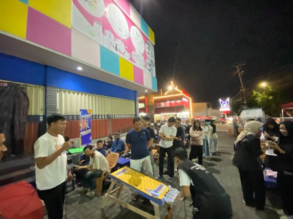 Iqbal Ardiansyah Ajak Pengunjung Angkringan Bermain Fun Game