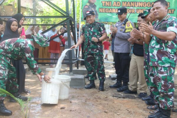 Resmikan Penggunaan Air Bersih di Way Gubak, Dandim 0410/KBL dan Warga Sampaikan Terimakasih Kepada Kasad