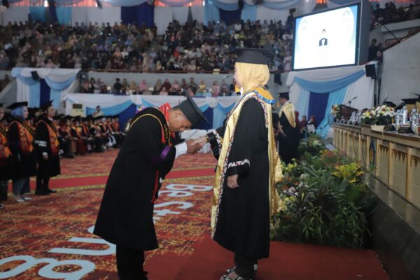 Dari Bidikmisi Menuju Kesuksesan: Kisah Inspiratif Heriyanto sebagai Wisudawan Terbaik 2