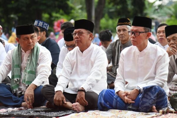 Ketua DPRD Provinsi Lampung, Mingrum Gumay Melaksanakan Sholat Idul Adha di Lapangan Saburai