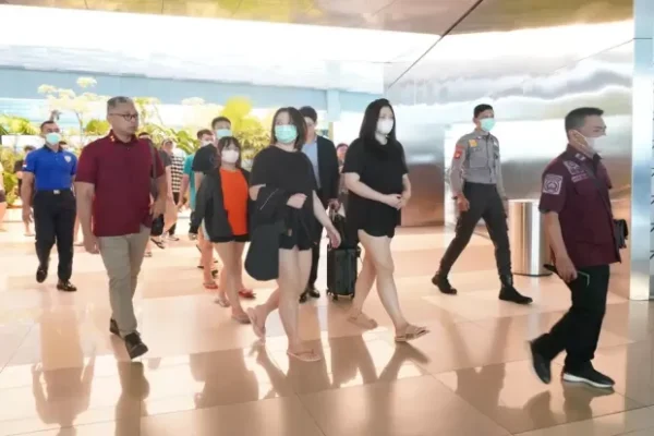 Ditjen Imigrasi Deportasi 13 WNA Taiwan Pelaku Kejahatan Berat