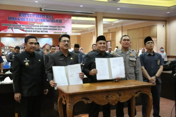Paripurna DPRD Barsama Pemkab Lamsel Tandatangani Nota Kesepakatan KUA-PPAS Ta-2025