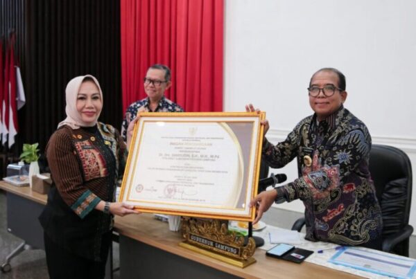 Pj. Gubernur Raih Penghargaan atas Kontribusi Membina Pengembangan Teknologi Tepat Guna Inovasi Daerah dari Menteri PDTT