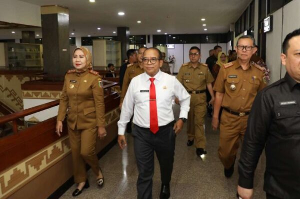 Pj. Gubernur Samsudin Didampingi Sekdaprov Fahrizal dan Jajaran Pejabat Tinggi Pratama Kunjungi DPRD Lampung