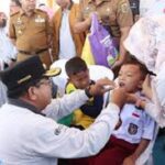 Pj. Gubernur Samsudin Lakukan Tetes Polio Pertama, Tanda di Mulainya Program Imunisasi Polio Massal di 15 Kabupaten/Kota di Provinsi Lampung