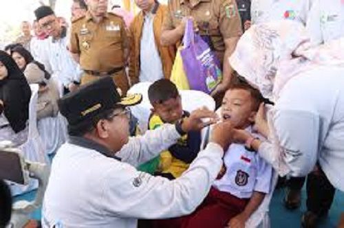 Pj. Gubernur Samsudin Lakukan Tetes Polio Pertama, Tanda di Mulainya Program Imunisasi Polio Massal di 15 Kabupaten/Kota di Provinsi Lampung