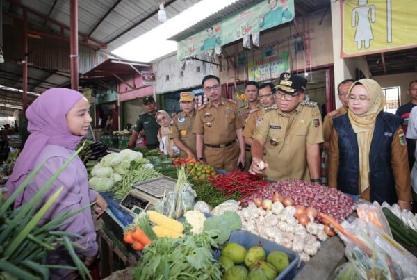 Pj. Gubernur Samsudin Pantau Harga Komoditas Pangan di Pasar Way Halim dan Way Kandis Bandarlampung