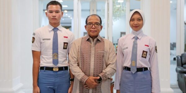 Pj. Gubernur Samsudin Terima 2 Anggota Paskibraka Asal Provinsi Lampung yang akan Bertugas Pengibaran Bendera di IKN 17 Agustus 2024 Mendatang