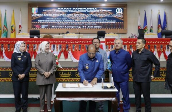 Pj. Gubernur Samsudin dan Ketua DPRD Mingrum Gumay Tandatangani Raperda Pertanggungjawaban Pelaksanaan APBD Lampung 2023