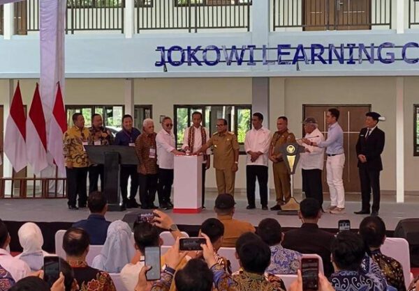 Presiden dan Mendag Didampingi Pj. Gubernur Resmikan Gedung Jokowi Learning Centre di SMA Kebangsaan Lampung Selatan