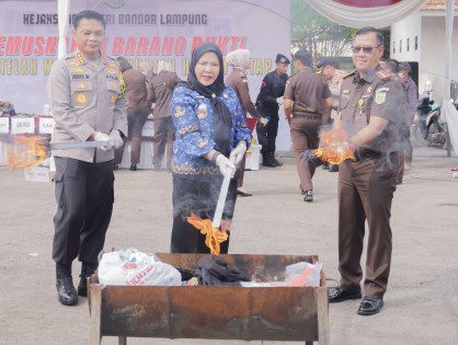 Walikota Eva Dwiana Hadiri Pemusnahan Barang Bukti Kejahatan Bersama Kejari Bandar Lampung