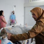Walikota Eva Dwiana Melayat dan Salurkan Santunan Uang Duka Korban Kecelakaan Kerja
