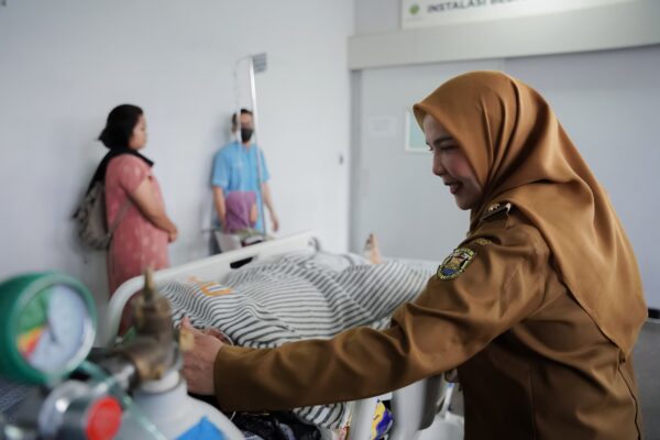 Walikota Eva Dwiana Melayat dan Salurkan Santunan Uang Duka Korban Kecelakaan Kerja