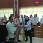 Walikota Eva Dwiana Serahkan Bantuan Payung Tenda Dagang dan Tripod ke Pelaku UMKM