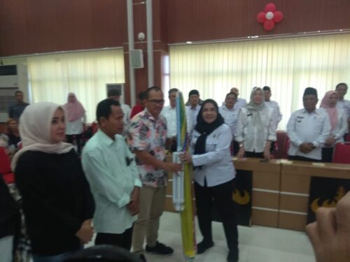 Walikota Eva Dwiana Serahkan Bantuan Payung Tenda Dagang dan Tripod ke Pelaku UMKM