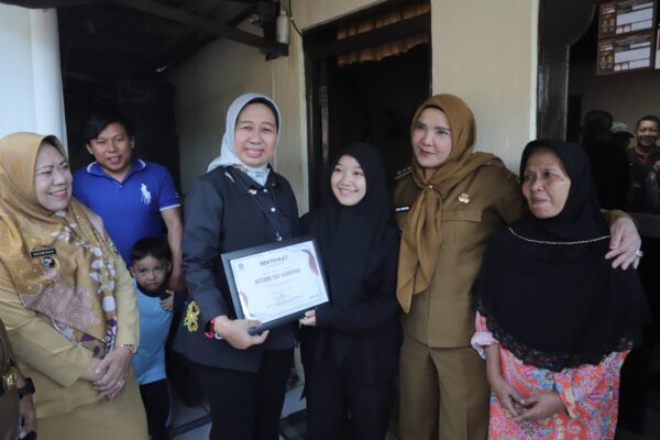 Rektor Serahkan 148 Beasiswa PMPAP kepada Mahasiswa Berprestasi