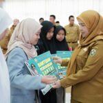 1.000 Anak Pesantren Dapat Bantuan Pendidikan dari Bunda Eva Dwiana