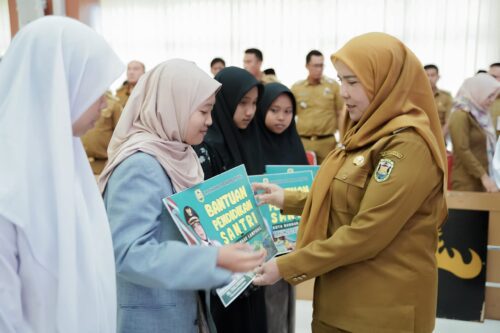 1.000 Anak Pesantren Dapat Bantuan Pendidikan dari Bunda Eva Dwiana