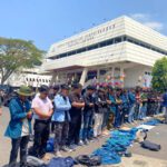 Berlatar Gedung DPRD Provinsi Lampung, Massa Aksi Laksanakan Shalat Jumat
