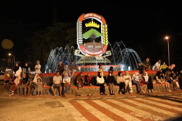 Bupati Nanang Ermanto Malam Mingguan di Bundaran Tugu Pancasila Kalianda