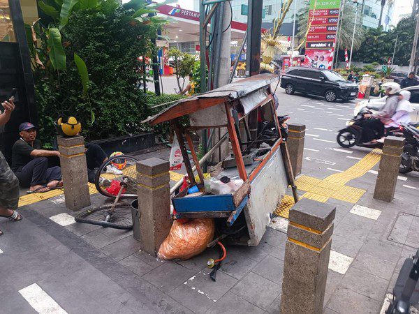 Gerobak Lontong Sayur Ditabrak Sepeda Motor, Muatan Tumpah ke Jalan
