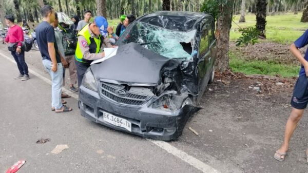 Hindari Jalan Rusak, Mobil Xenia Tabrak Sekeluarga hingga Tewas