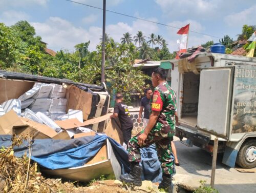 Mobil Pengangkut Ikan Beku Terguling di Sumberrejo, ini Penjelasan Babinsa Setempat