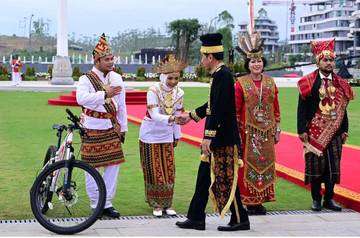 Pj. Gubernur Lampung Apresiasi Atas Terpilihnya Busana Adat Lampung Menjadi Salah Satu Busana Terbaik Pada Peringatan HUT RI ke–79 di IKN