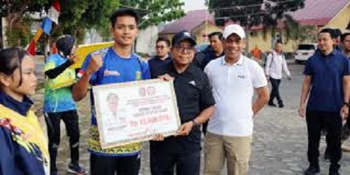 Pj. Gubernur Samsudin Beri Penghargaan kepada Atlet dan Pelatih Berprestasi Peraih Medali Popnas XVI Tahun 2023 di Sumatera Selatan