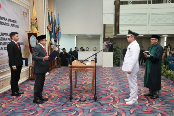 Pj. Gubernur Samsudin Melantik dan Mengambil Sumpah Jabatan Ferli Yuledi sebagai Pj. Bupati Tuba Tahun 2024