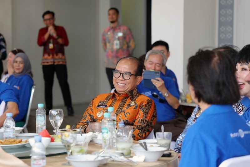 Pj. Gubernur Samsudin Terima Bantuan 500 Unit Tabung Oksigen dari Rotary Club