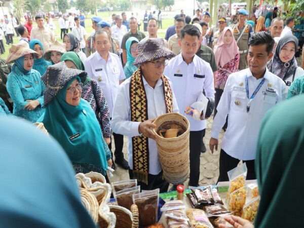 Pj. Gubernur Samsudin Tinjau Pasar Tradisional dan UMKM, Posyandu serta Beri Bantuan Sosial ke Masyarakat