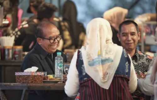Pj. Gubernur Samsudin dan Ibu Maidawati Kunjungi Sekolah Kopi di Sumber Jaya Lampung Barat
