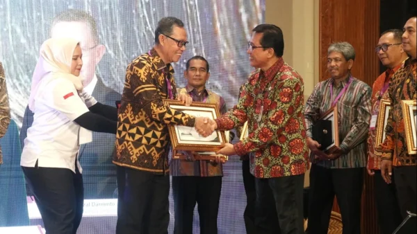 Sekdaprov Lampung Raih Predikat Terbaik Penghargaan Digital Leadership Government Awards 2024