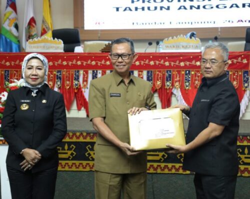 Sekdaprov Serahkan Raperda APBD Lampung Tahun Anggaran 2025 dalam Rapat Paripurna Pembicaraan Tingkat I DPRD Lampung
