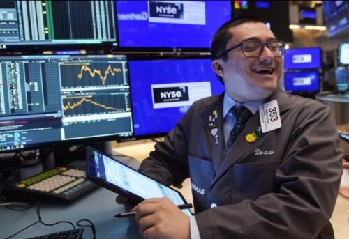 Wall Street Ditutup Bervariasi, Dow Jones Cetak Rekor Tertinggi