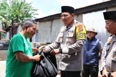 Kapolres Lampung Barat Berikan Bantuan kepada Korban Kebakaran
