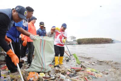 Pj. Gubernur Samsudin Bersama Masyarakat Lakukan Aksi Bersih-Bersih Pantai di Pantai Payang Panjang
